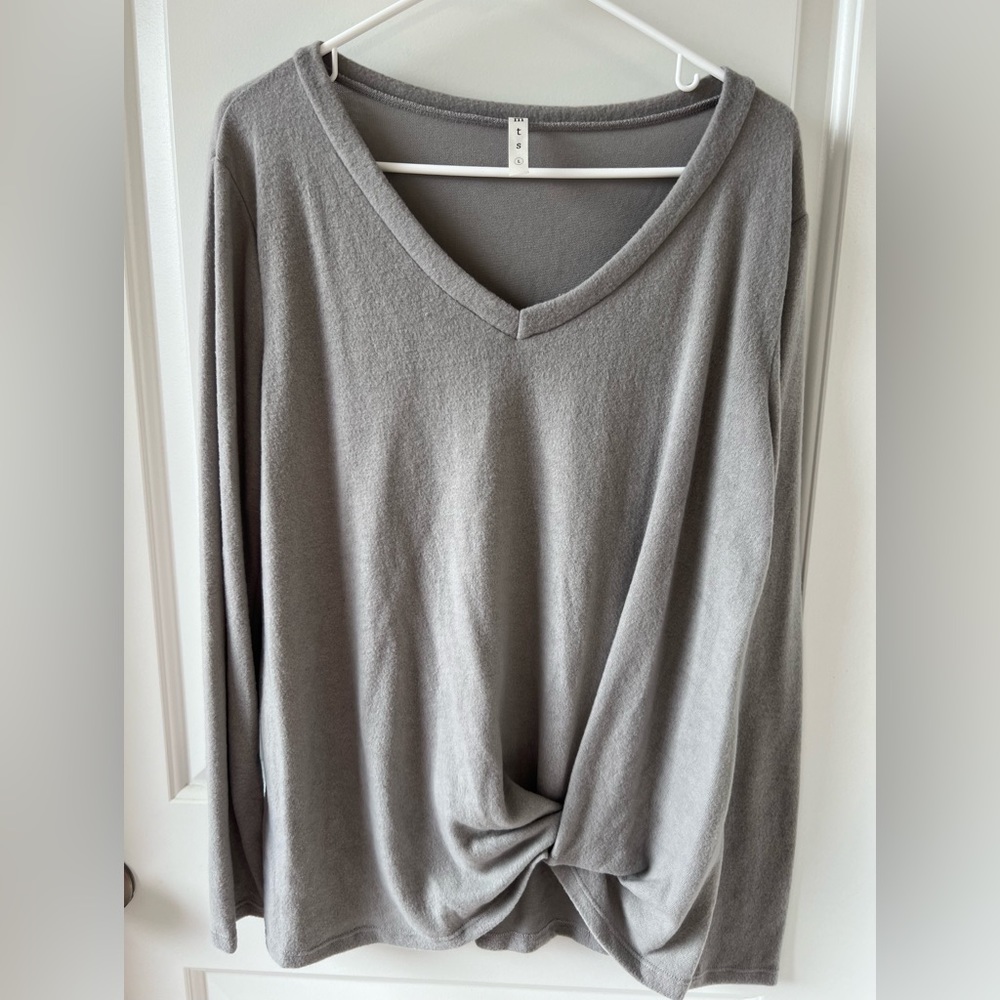 Long sleeve light weight sweater.